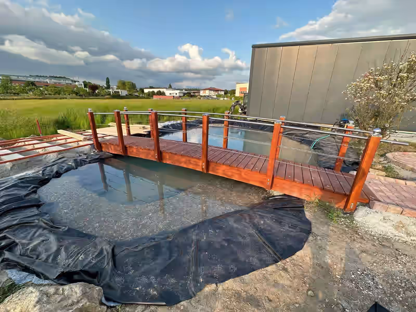 Professionell gepflasterte Terrasse mit modernem Stein-Design