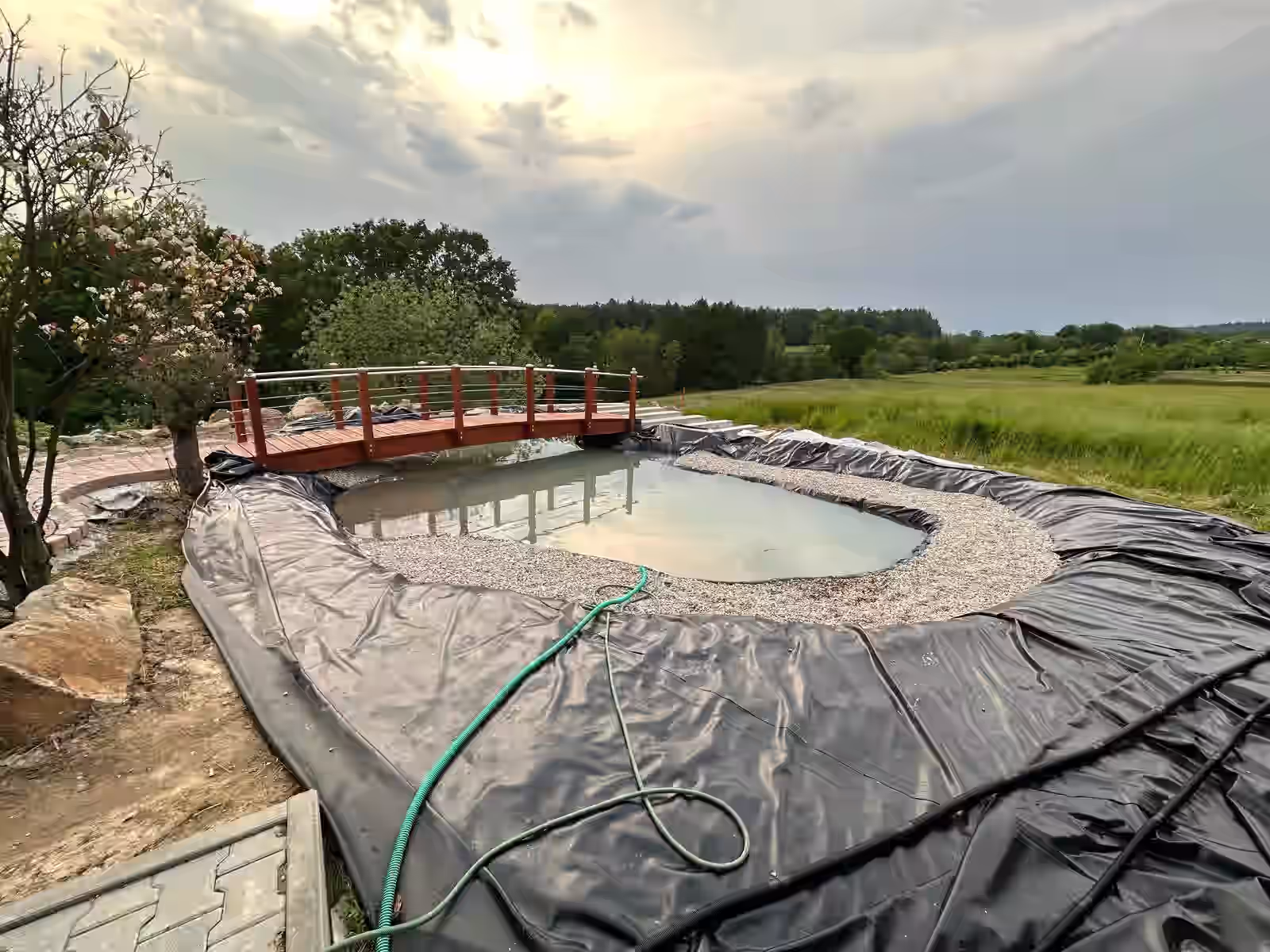 Detailansicht einer handgefertigten Teichbrücke aus Holz