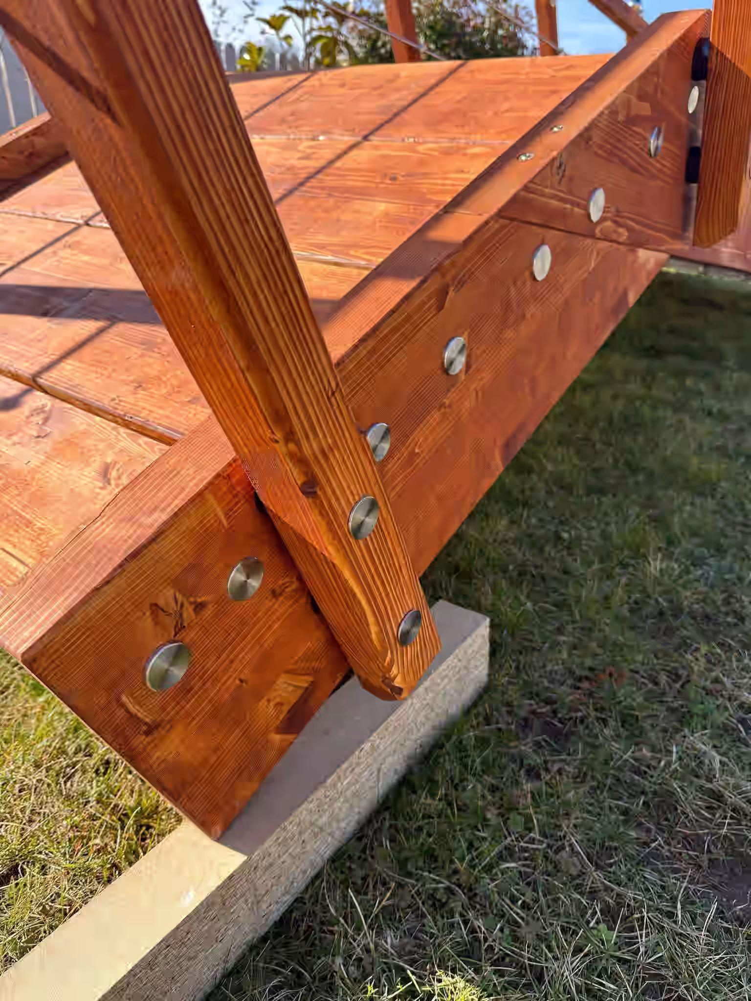 Individuelle Gartentreppe aus Holz mit exakter RenoTec-Verarbeitung in Lobbach