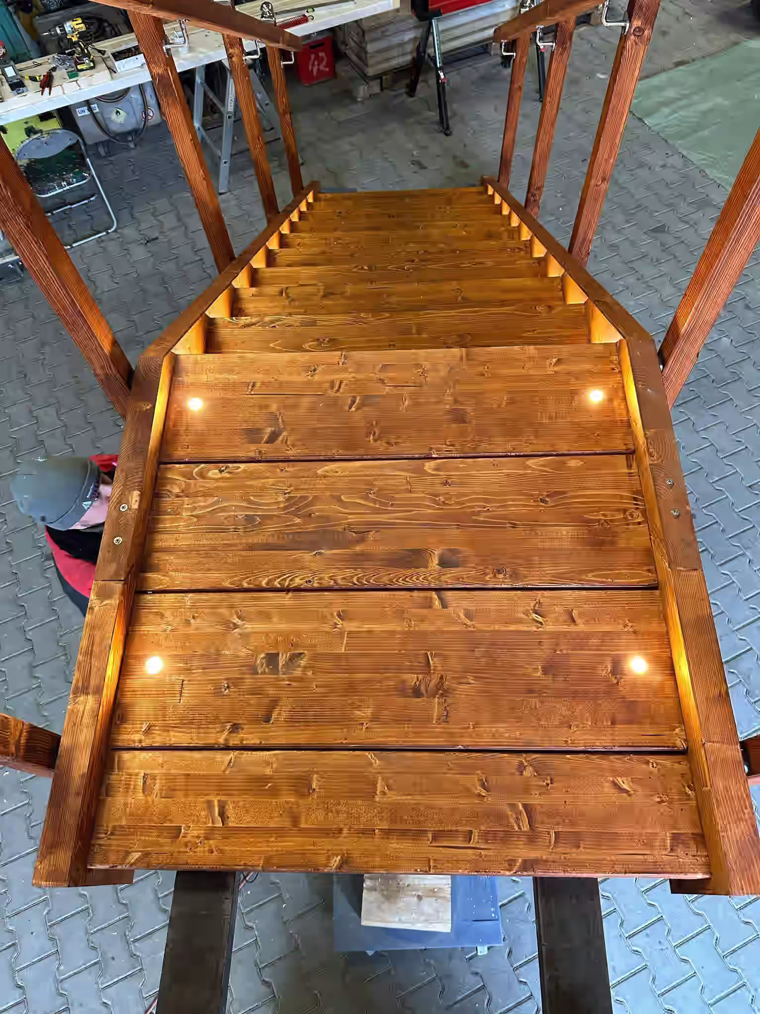 Gefertigte Holzstufen einer modernen Gartentreppe – Handwerksqualität aus Lobbach