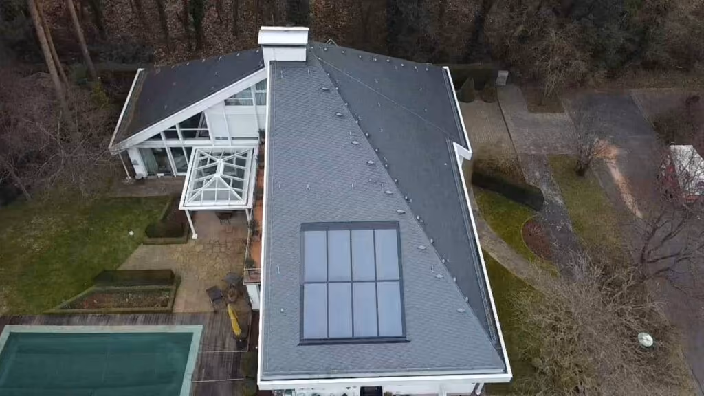 Luftaufnahme eines Hausdachs mit Photovoltaikanlage