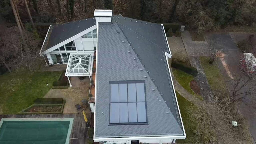 Beeindruckende Luftaufnahme einer gepflegten Wohnanlage aus der Drohnen-Perspektive