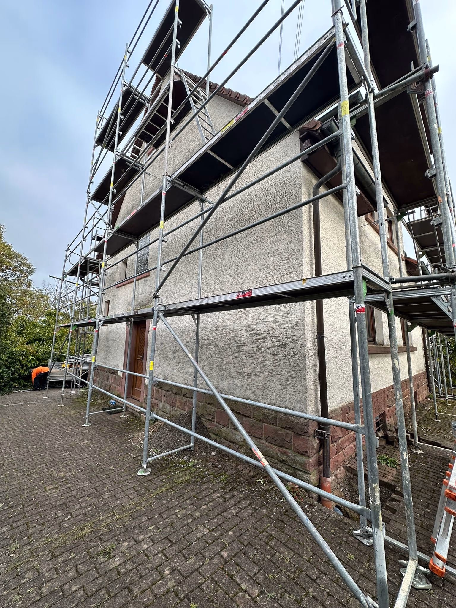 Komplett eingerüstetes Altbau-Haus in der Rhein-Neckar Region für professionelle Fassadenarbeiten