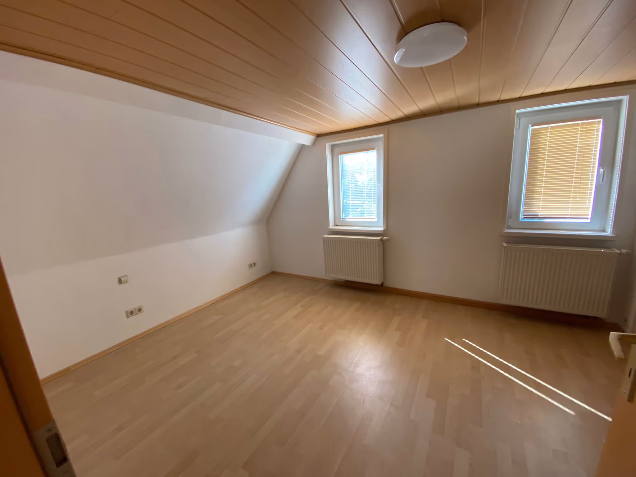 Altes Schlafzimmer im Urzustand vor der Renovierung durch RenoTec