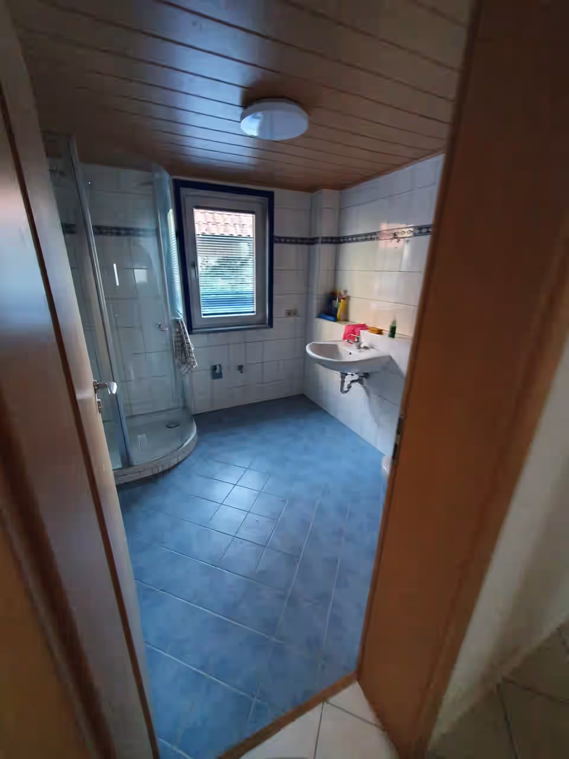 Veraltetes Badezimmer vor der Modernisierung zur Wellness-Oase