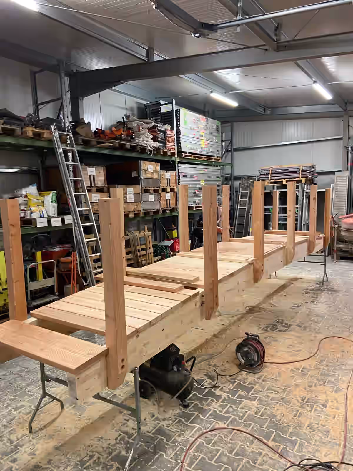 Fertig gestellte und montierte Teichbrücke harmonisch integriert in die Außenanlage