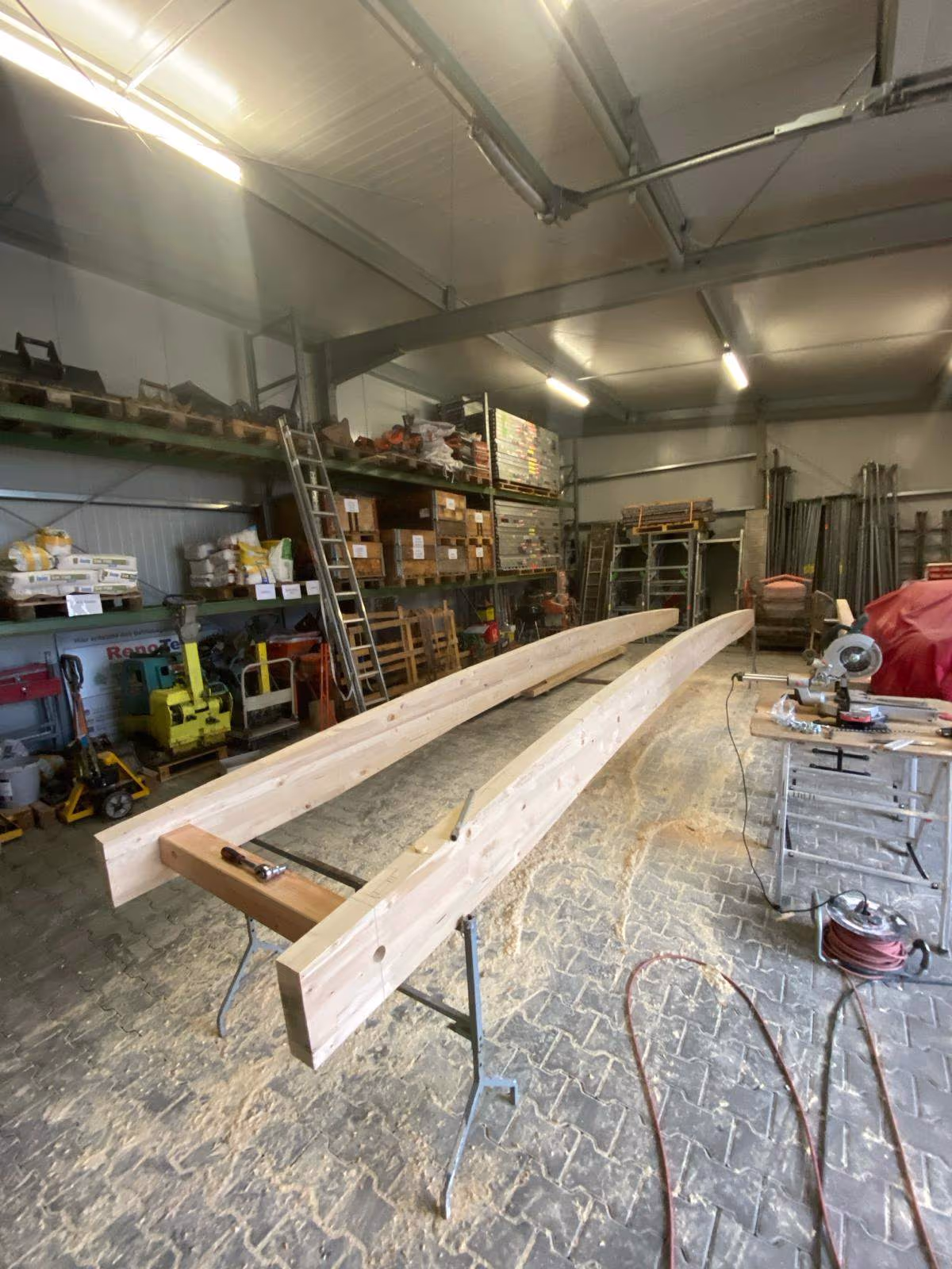 Seitenansicht eine modern gestalteten Gartenbrücke über einen Teich