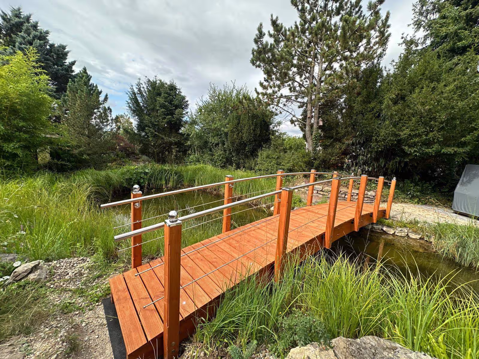 Fachgerechter Teichbrückenbau in einem Garten durch RenoTec in Lobbach