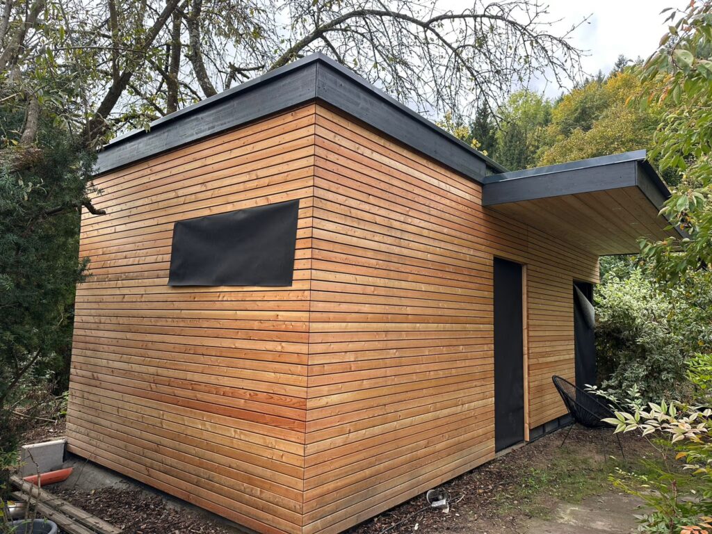 Vorderansicht eines Tinyhouse mit hochwertiger Holzfassade