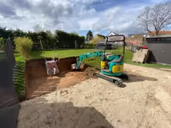 Minibagger bei der Neuanlage eines Gartens