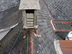 Drohnenaufnahme eines Schornsteins zur Dachprüfung
