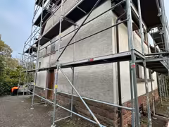 Gerüst an der Fassade eines Altbaus