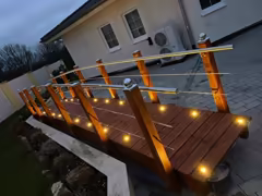 Holzbrücke über einen Gartenteich