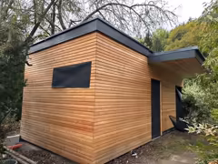 Tinyhouse mit Holzverkleidung von außen