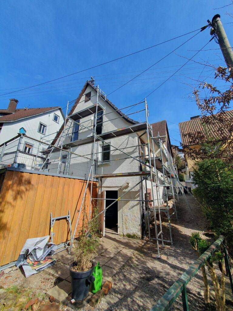 Gerüst aufgestellt rund um einen Altbau zur Anbringung eines Wärmedämmverbundsystems