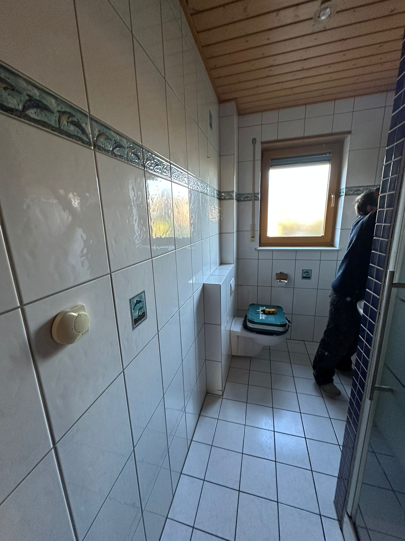 Ursprüngliches Badezimmer in die Jahre gekommen, mit Waschbecken und WC aus den 90er Jahren