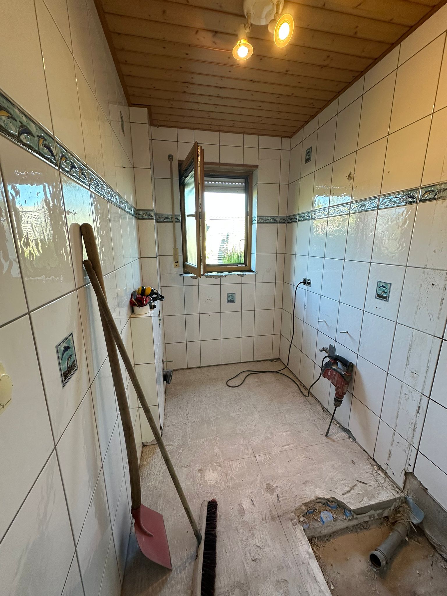 Blick auf unmodernes Badezimmer vor der Sanierung, veraltete Ausstattung und Armaturen