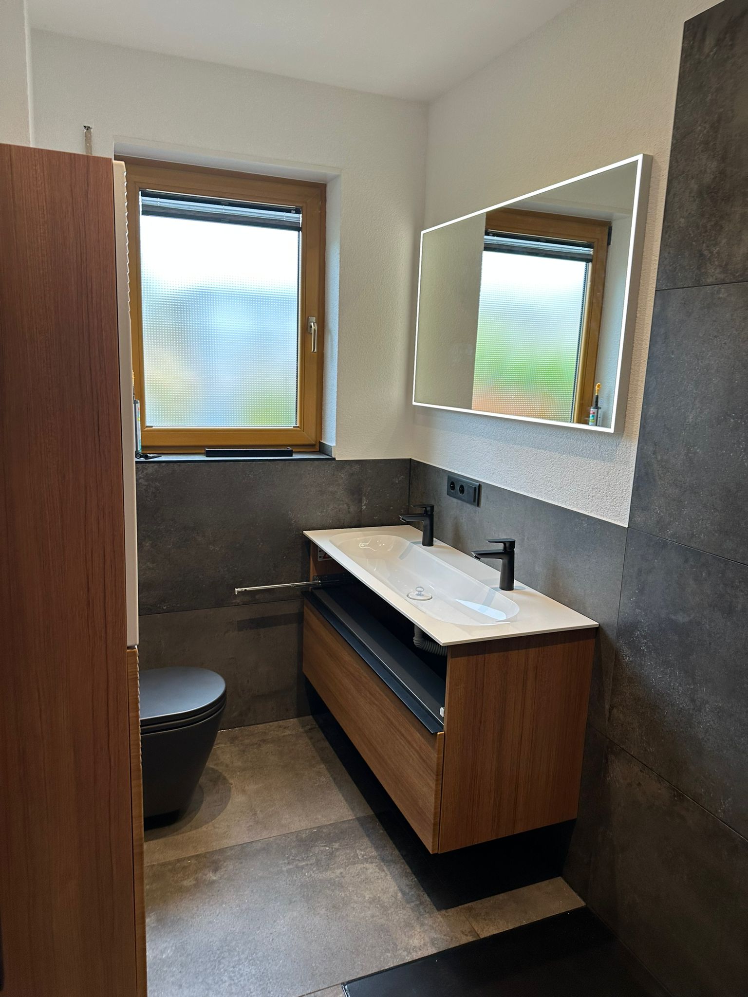 Detaillierte Ansicht des neuen Doppelwaschtischs mit stilvollen Armaturen