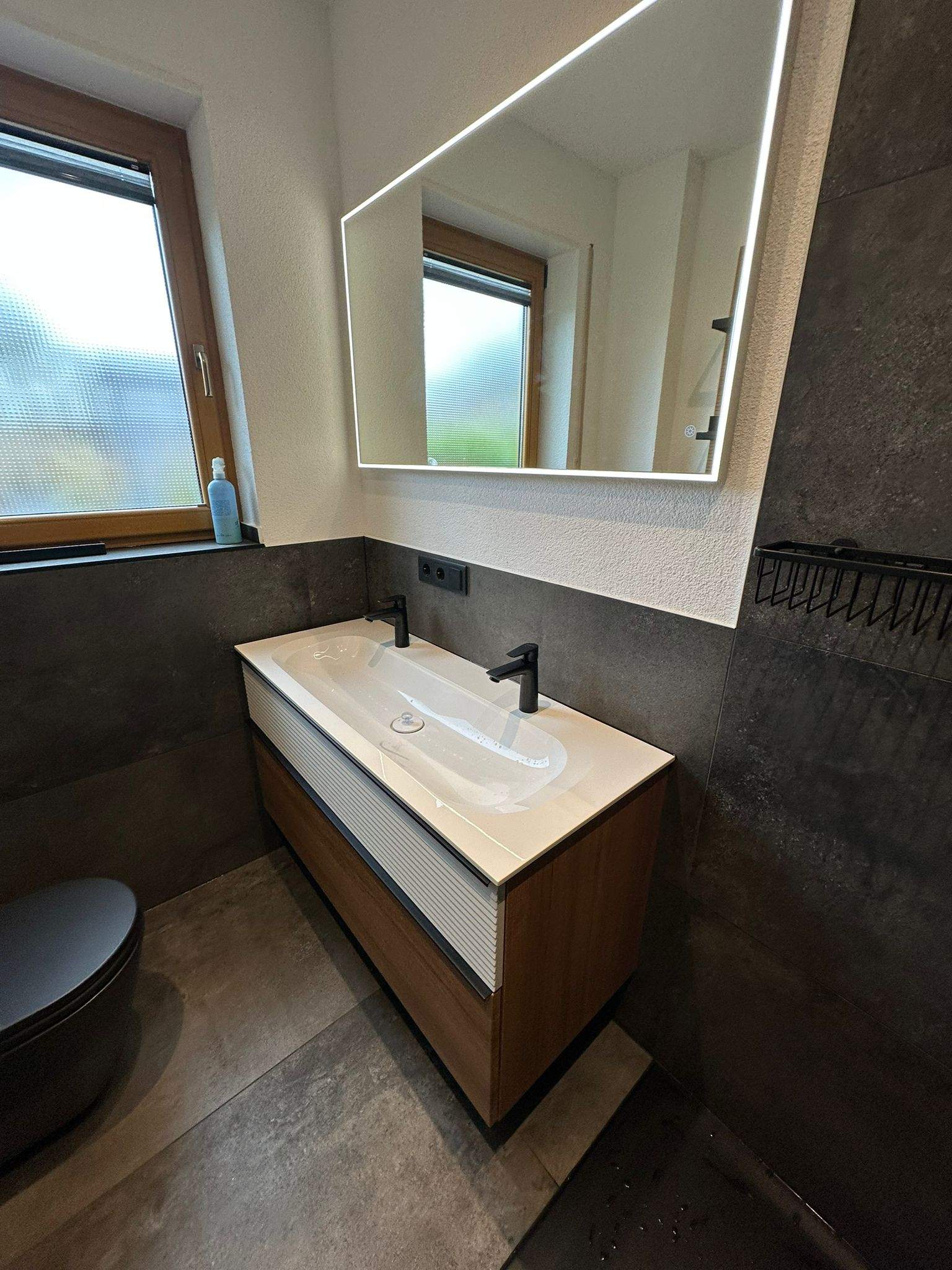 Detaillierte Ansicht des neuen Doppelwaschtischs mit stilvollen Armaturen