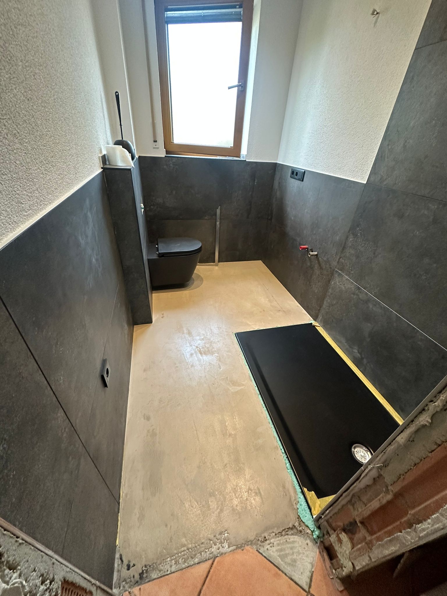 Modernisiertes Badezimmer mit großer Walk-In Dusche