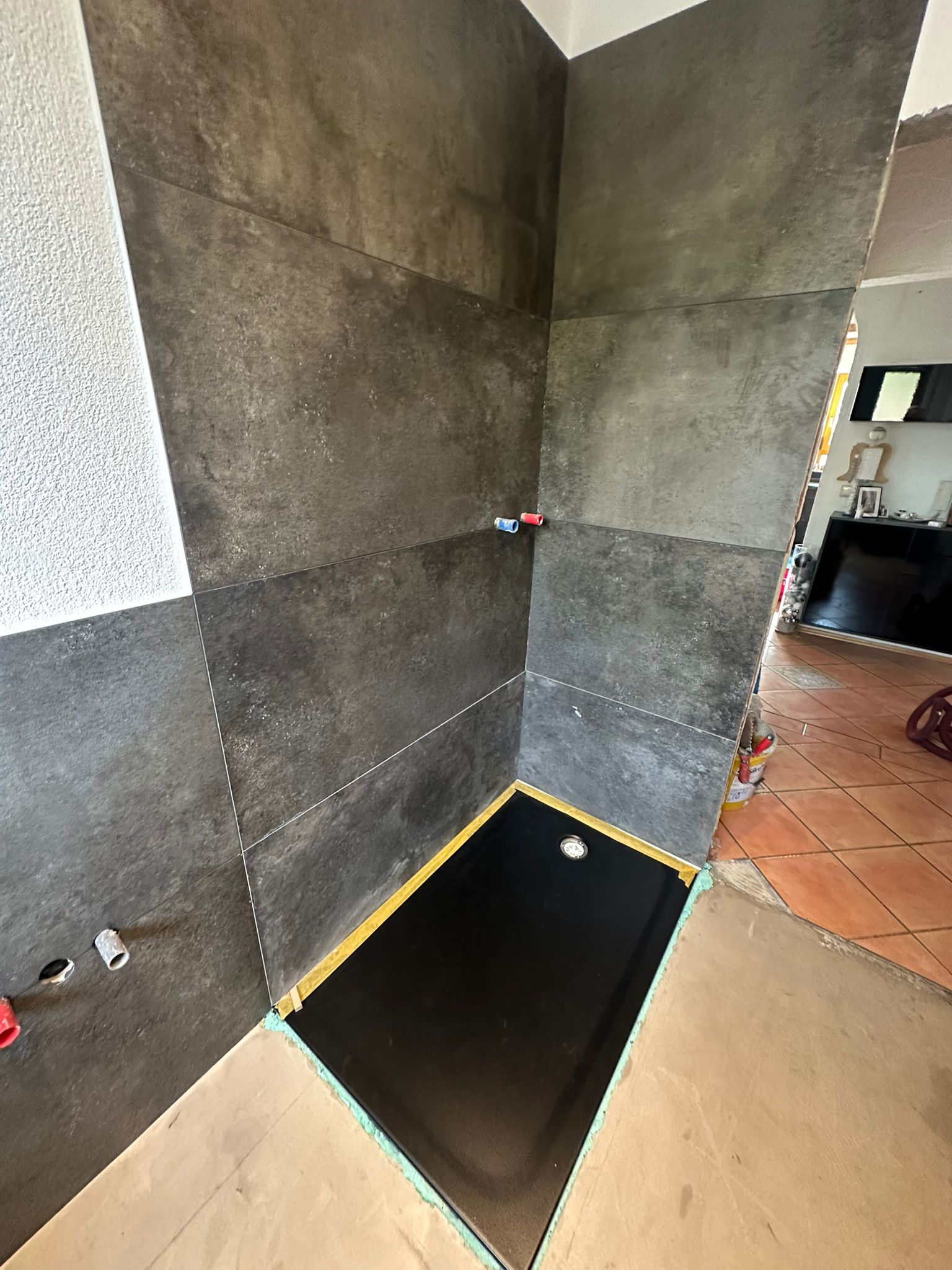 Modernisiertes Badezimmer mit großer Walk-In Dusche