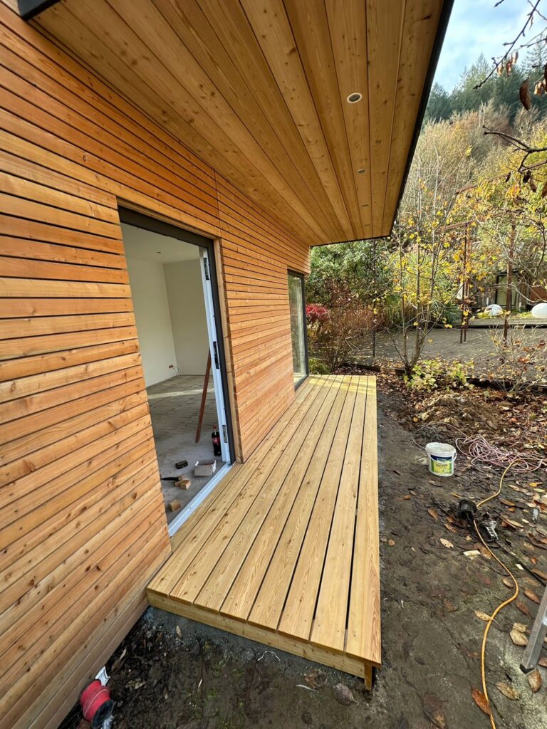 Aussenansicht-Tinyhouse-mit-Terasse_compressed