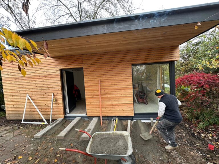 Aussenansicht-Tinyhouse-waehrend-dem-Bau-der-Terasse_compressed