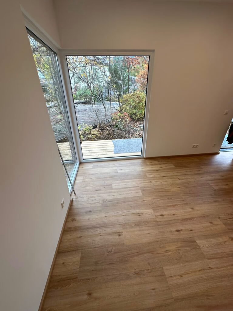 Innenansicht-Tinyhouse-mit-Blick-aus-dem-Fenster_compressed