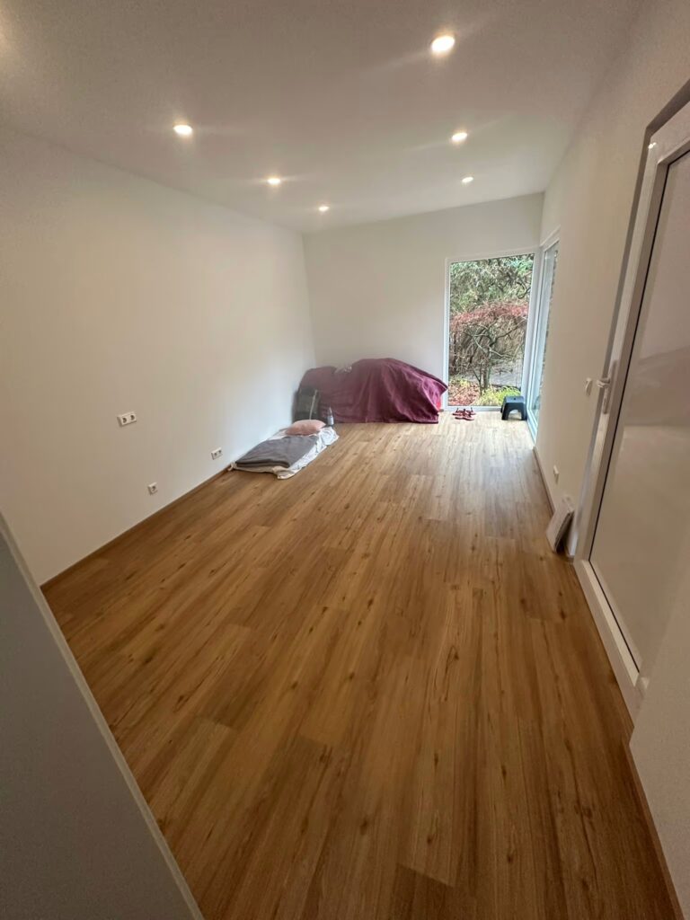 Innenansicht Tinyhouse mit tiefem Blick in den Raum